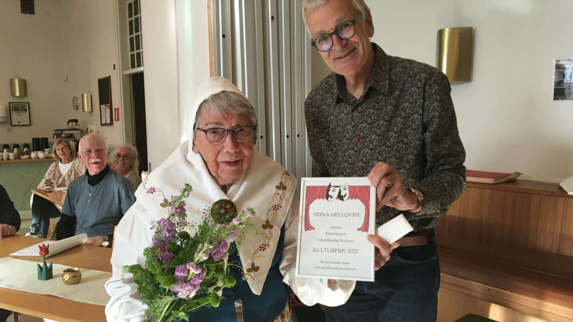 Stina Hellqvist får föreningen Värmländsk Kulturs kulturpris år 2022. Stina Hellqvist har haft stor betydelse för och gjort stora insatser i det värmländska kulturlivet i 70 år. Föreningens ordförande Peter Franke överräckte blommor och diplom.
