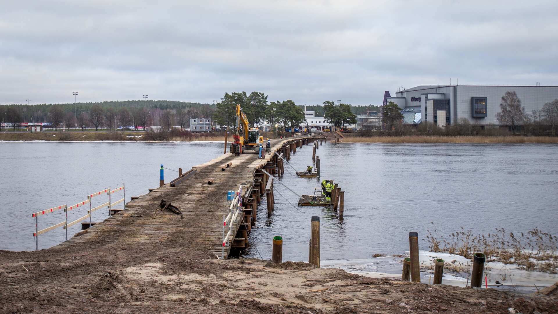 Färjestadsbron över Klarälven försenas. 