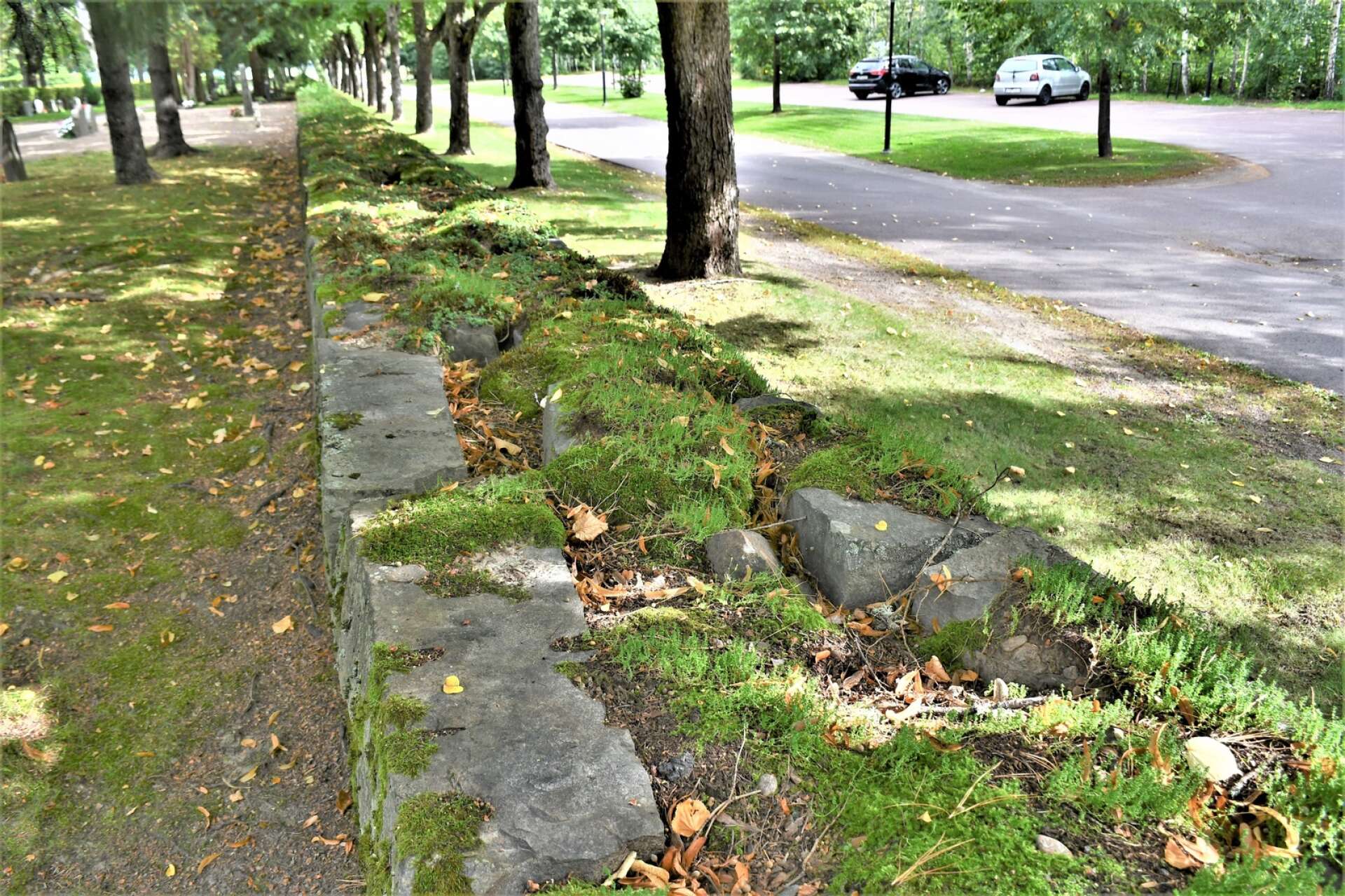 Delar av muren vid södra kyrkogården har säckat ihop på mitten. 