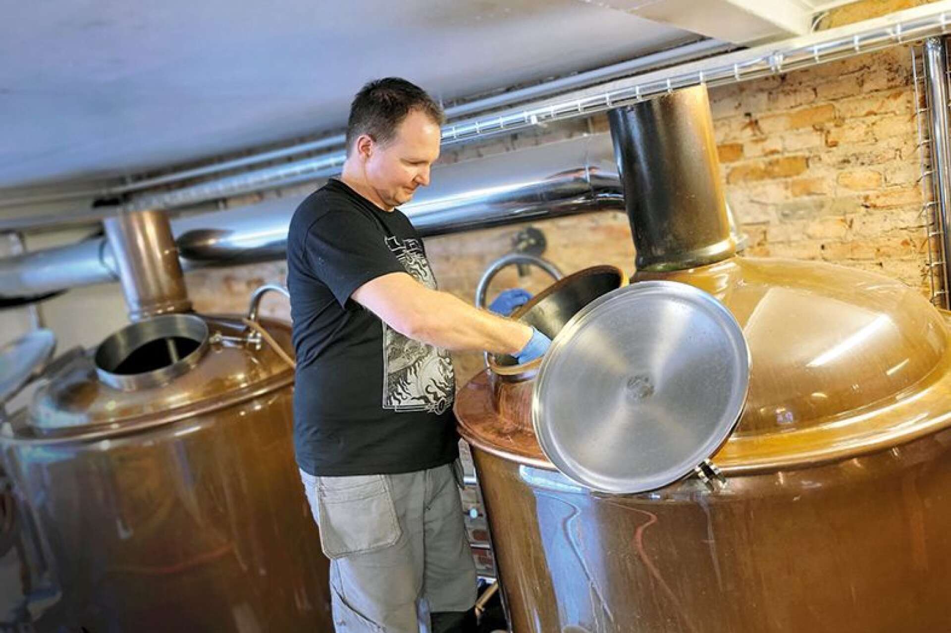 HANTVERK. Hantverksöl innebär en hel del manuellt arbete – långt från större, industrialiserade bryggerier. Då och då kilar Niklas Gustafsson iväg för att övervaka processen.