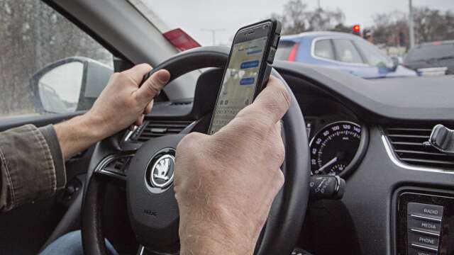Sedan den 1 februari 2018 får förare inte använda mobil - eller annan kommunikationsutrustning - genom att hålla den i handen vid körning av ett motordrivet fordon.