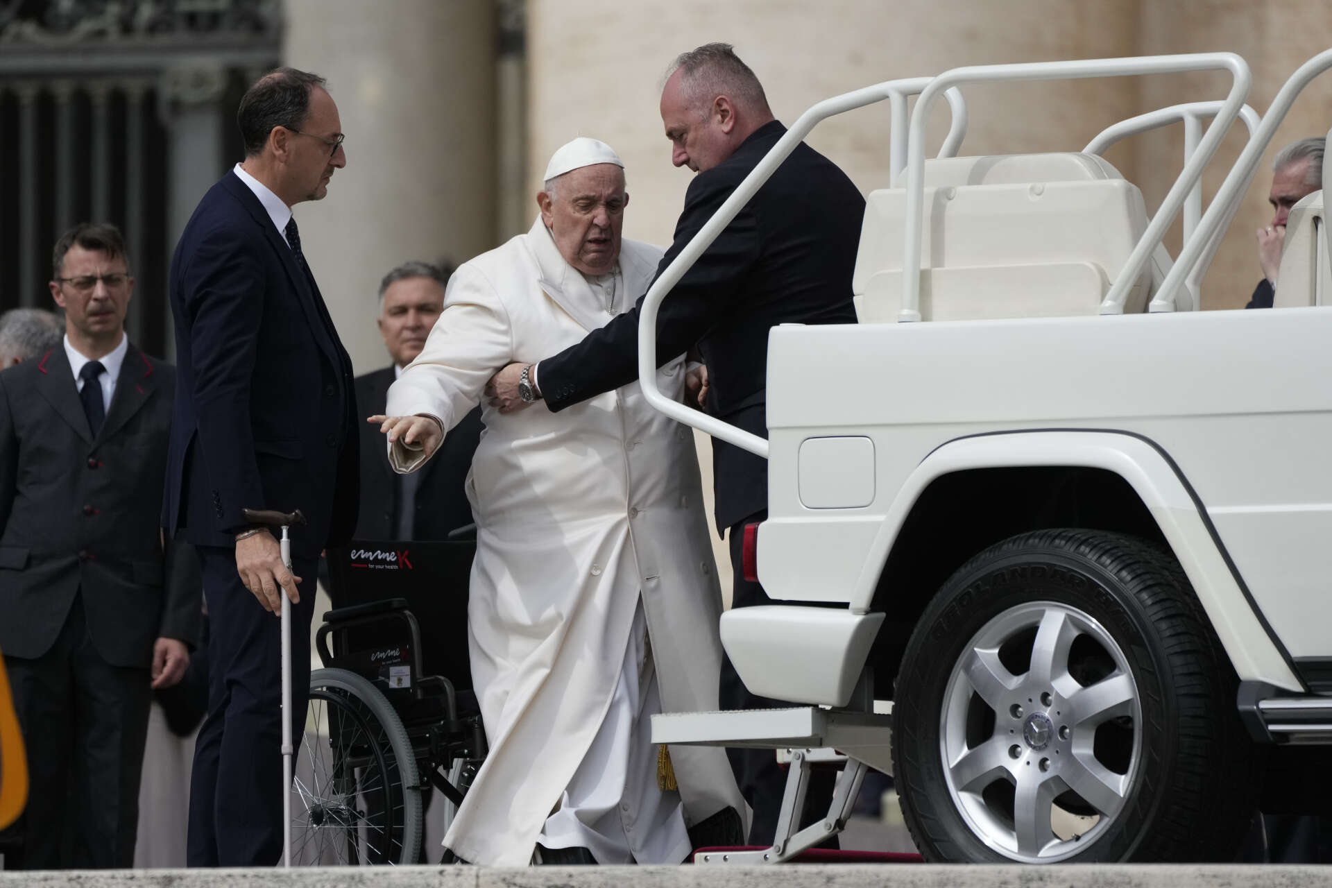 Påve Franciskus får hjälp att ta sig in i sin bil under onsdagen.