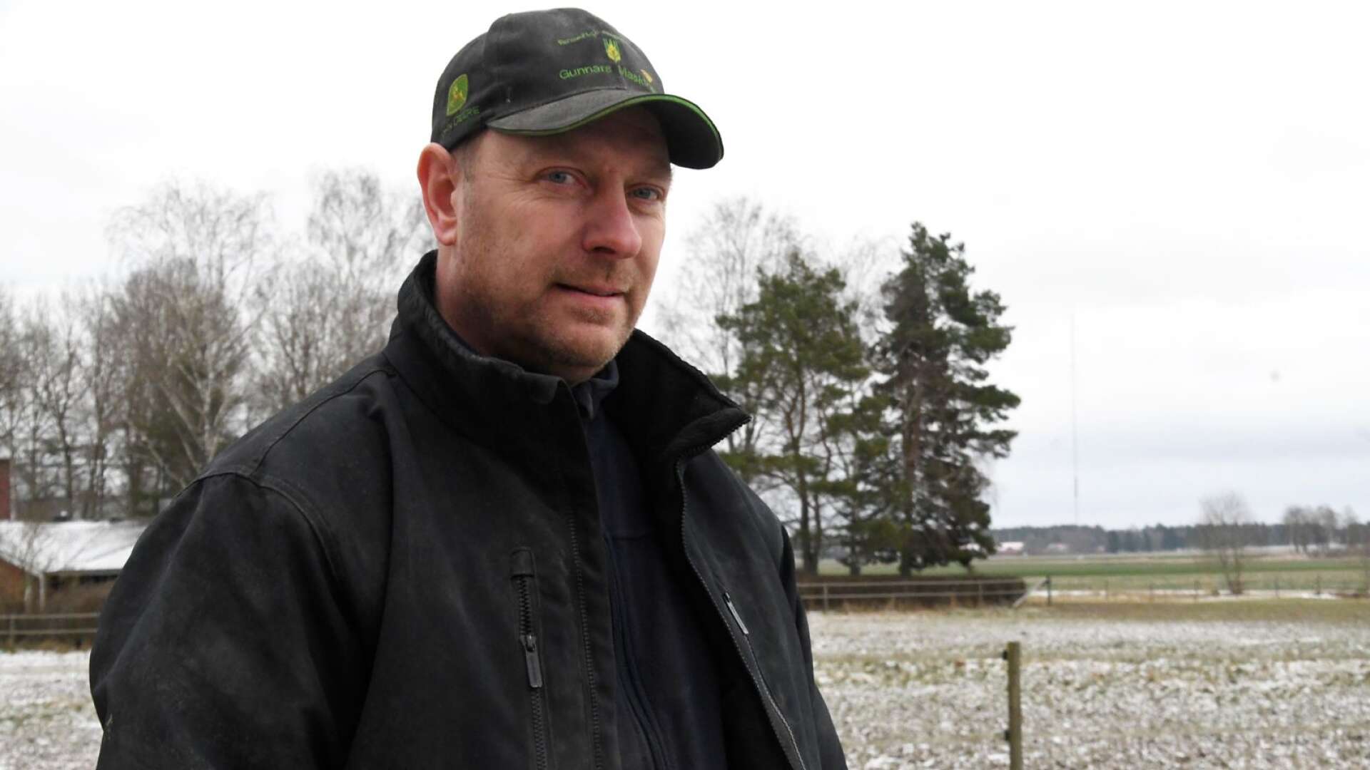 Fredrik Hallberg är lantbrukare i Bällefors och en av medlemmarna i arbetsgruppen mot vindkraft på flygfältet. I bakgrunden till höger om honom syns den 90 meter höga vindmasten.