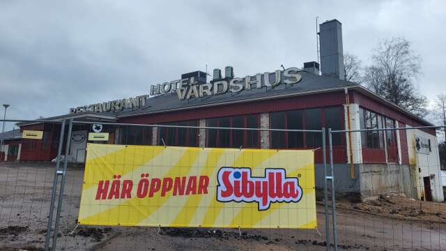 Sibylla etableras i Filipstad. Kommundirektör Hannes Fellsman skrev på avtalet. 
