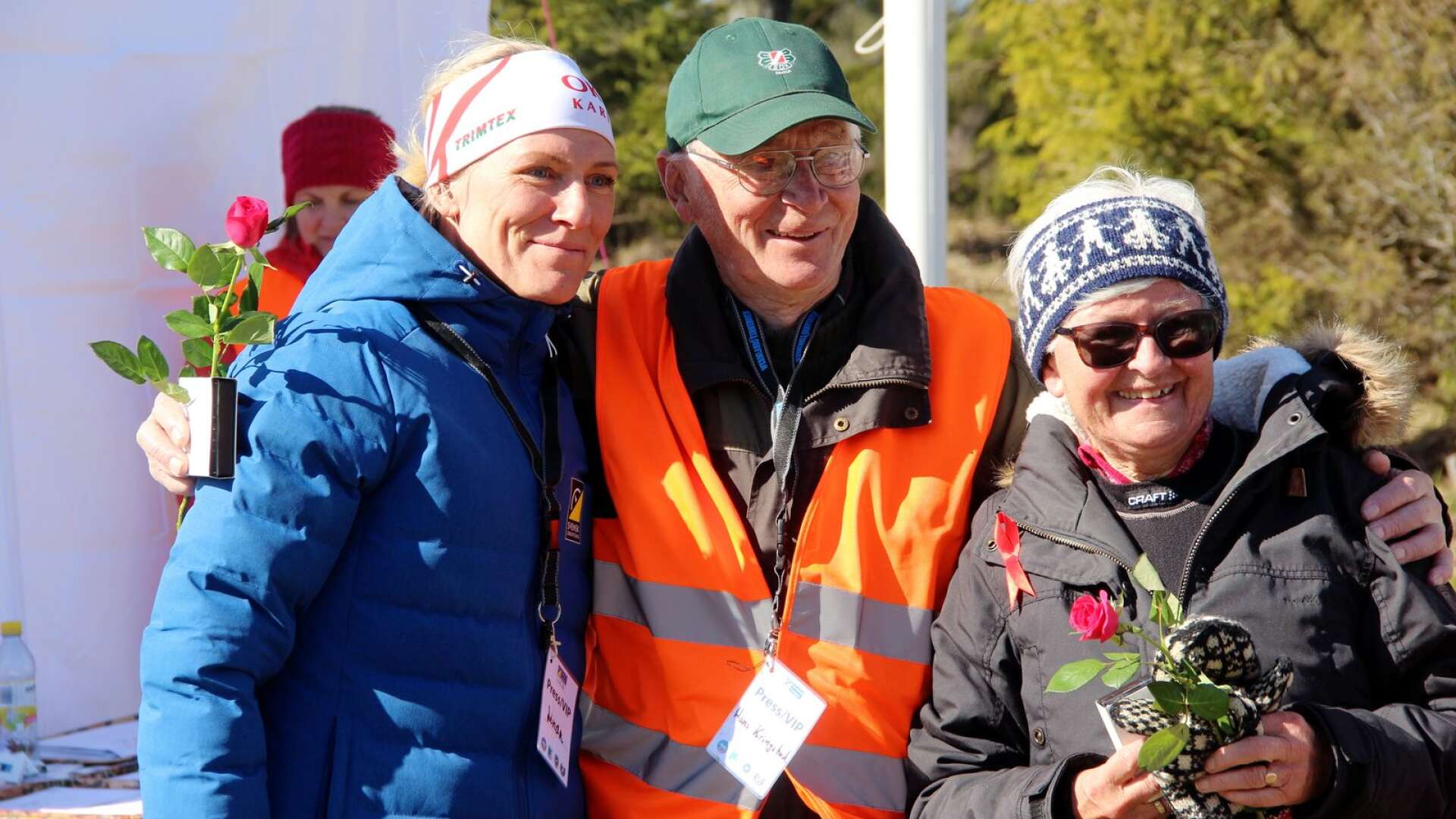 Linda Take från Svenska Orienteringsförbundet delade ut medaljer och blommor till Hans och Sidsel Kringstad.