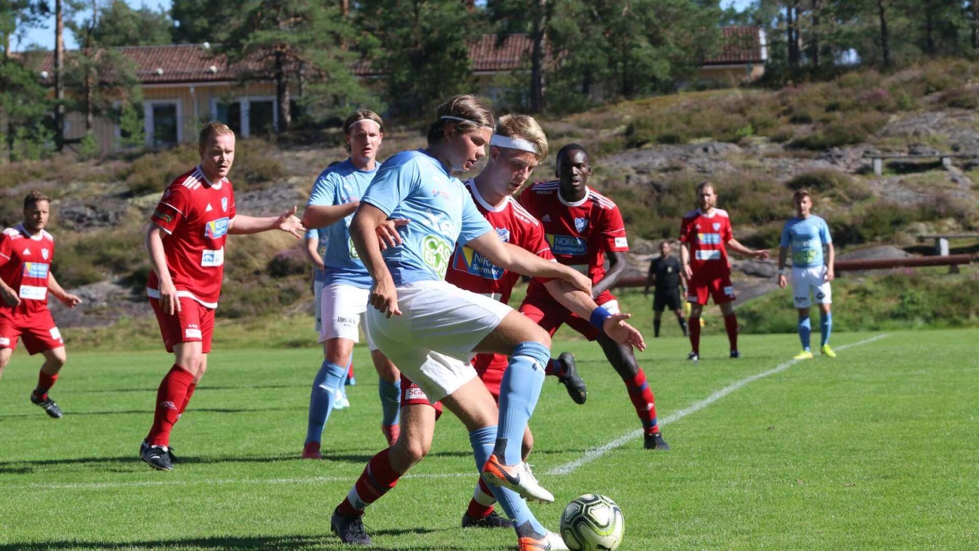 Mittfältaren Rasmus Facht gjorde två av IF Vikens mål när laget spelade 3-3 mot Herrestads AIF på onsdagen. Bilden togs under förra helgens seriepremiär mot IFK Strömstad.