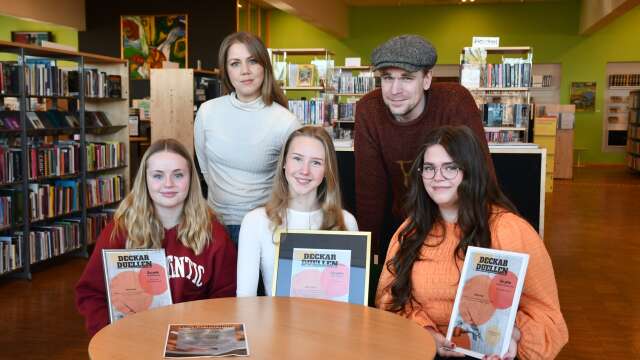 Vinnarna i årets novelltävling, Moa Bäckström, Nellie Lindgren och Josefin Vennerström tillsammans med prisutdelarna Lineah Svärd och Erik Öhrn.