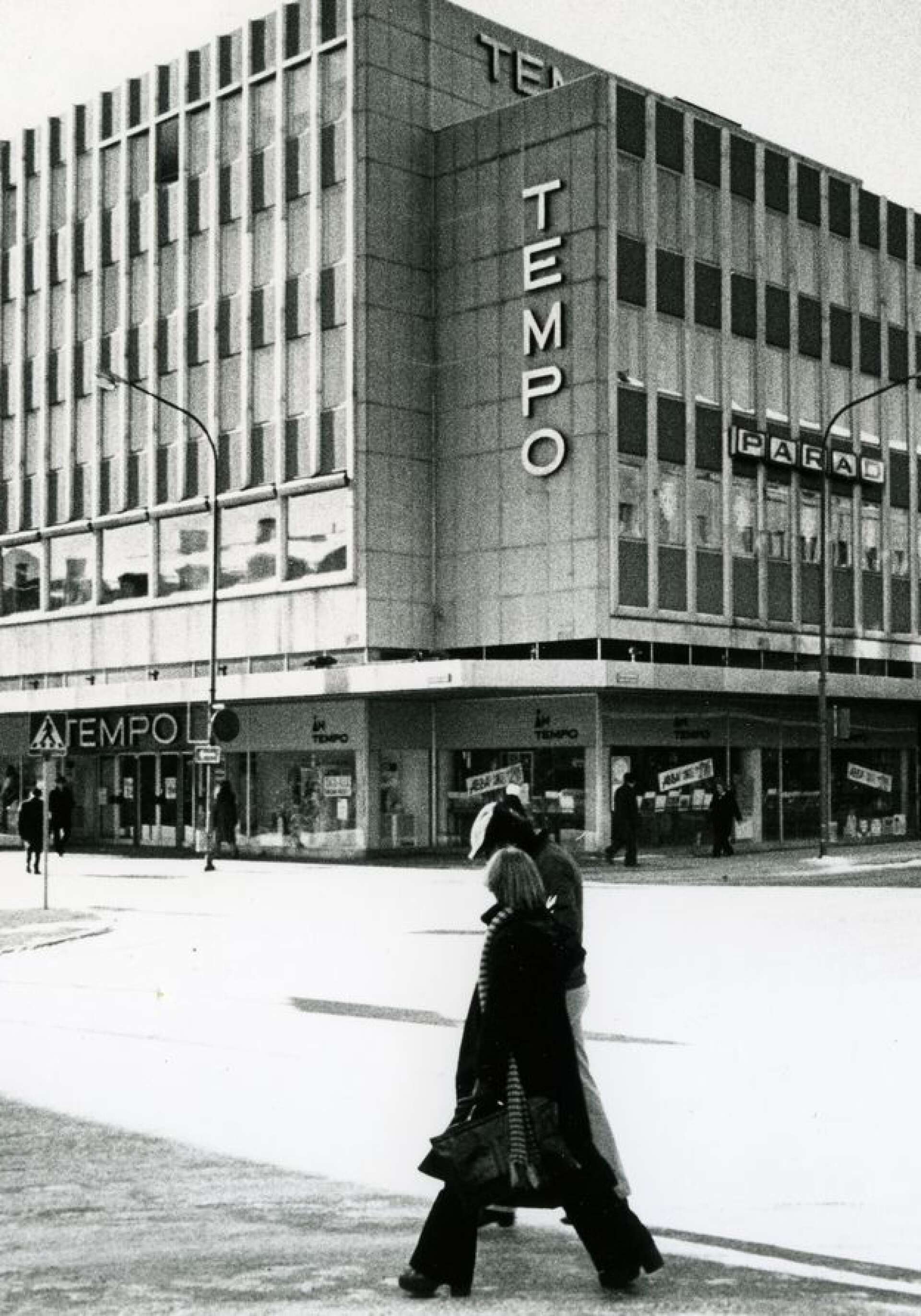 Tempos nybygge i hörnet av Drottninggatan och Järnvägsgatan under 1970-talet. 1985 öppnade Åhléns, som då ägde Tempo/Epa varuhus i eget namn här.