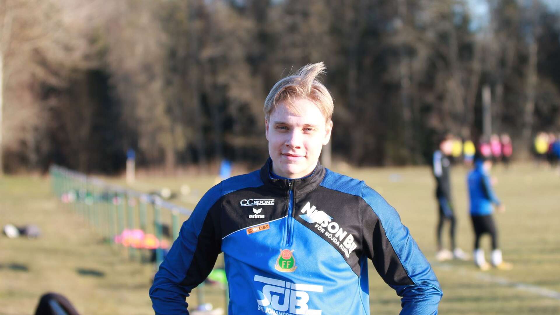 Gustav Källén är ny som tränare för Eds FF:s A-lag, som den här säsongen börjar om i division 5 med många nya spelare i laget.