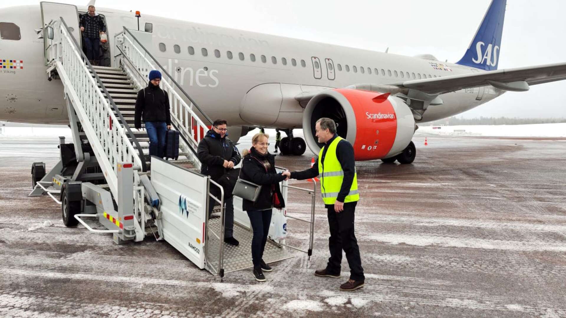 Den nya flygplatsen i Rörbäcksnäs fick en flygande start i vintras. Flygplatsbolagets vd Gunnar Lenman har varit på plats vid varje landning för att hälsa turisterna välkomna.