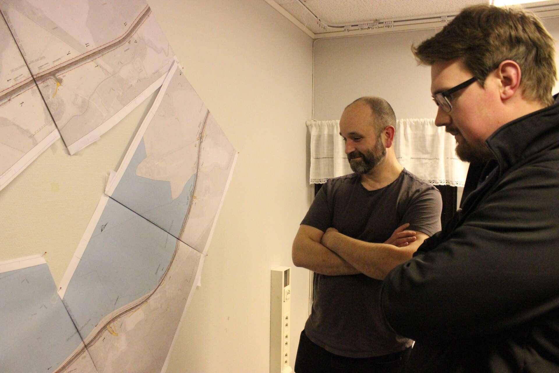 Magnus Johansson och Gustav Johansson tittade närmare på kartorna.