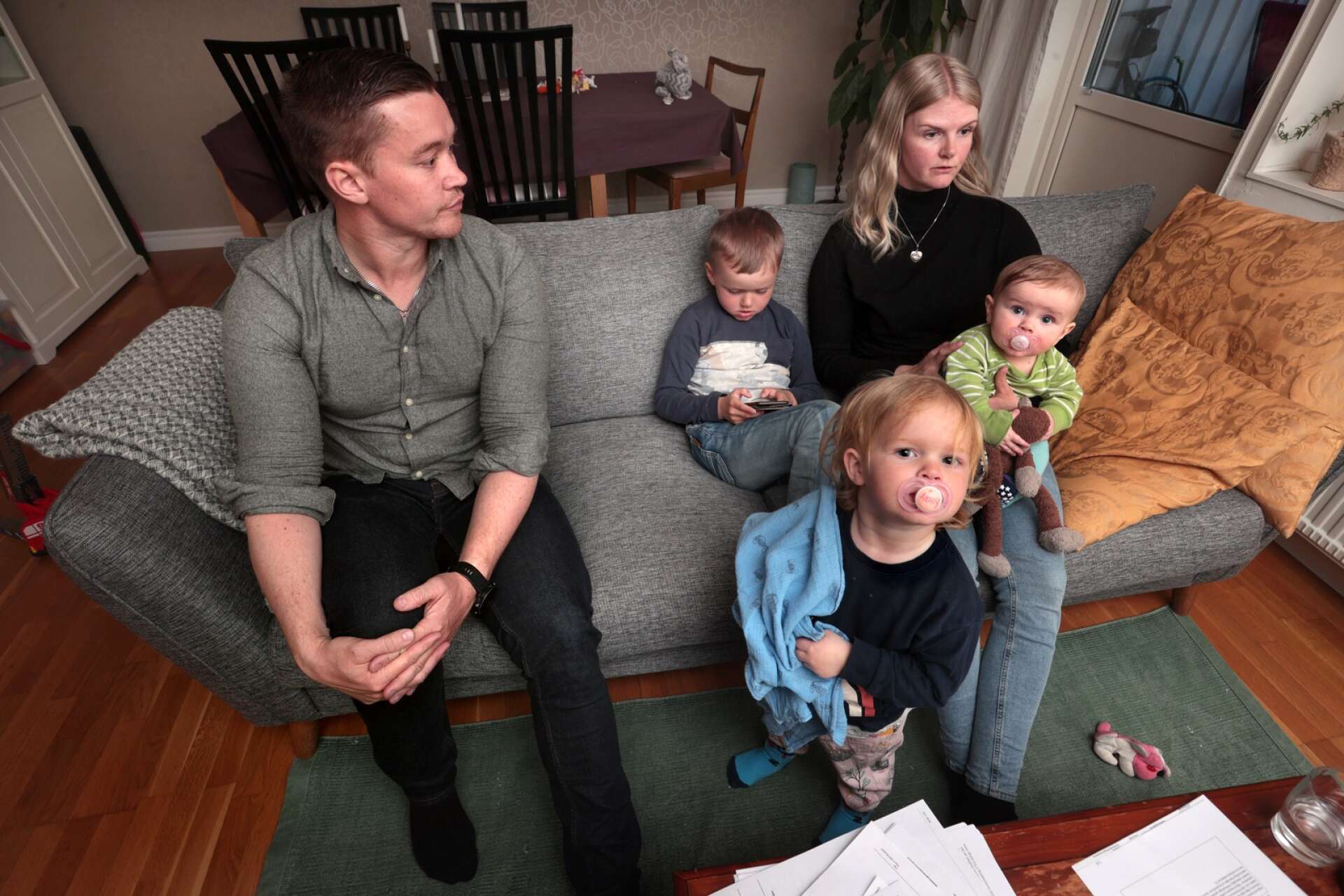 Josef och Rebecka Hektor, tillsammans med barnen Aron, 6, Ester 3, och Theodor, 6 månader. 