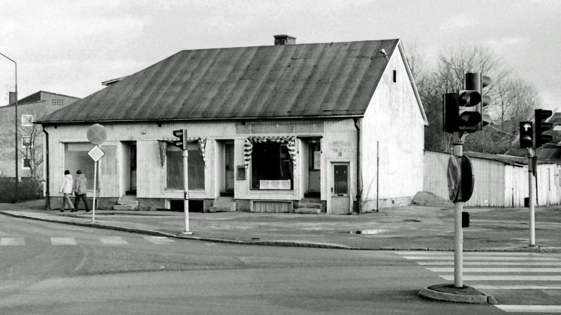 I början av 1983 berättade Säffle-Tidningen att detta hus, beläget norr om busstorget, skulle rivas. Där hade det varit blomsterhandel, herrfrisör och damfrisering. Dessutom en tid till och med ett konstgalleri i källaren. 