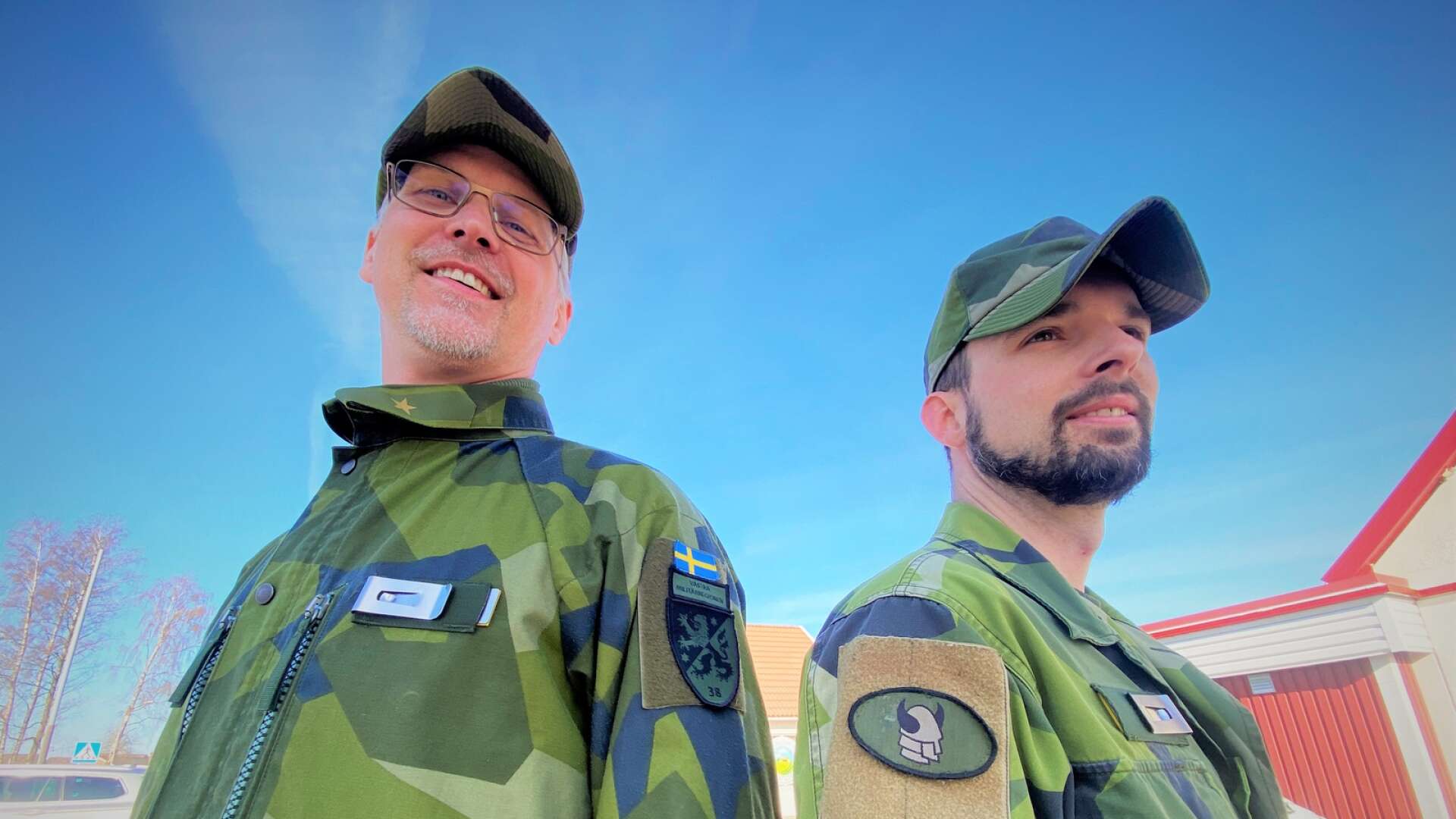 Grästorparna Tobias Leverin och Andreas Lindahl bär sina gröna militäruniformer under Uniform på jobbet-dagen. 