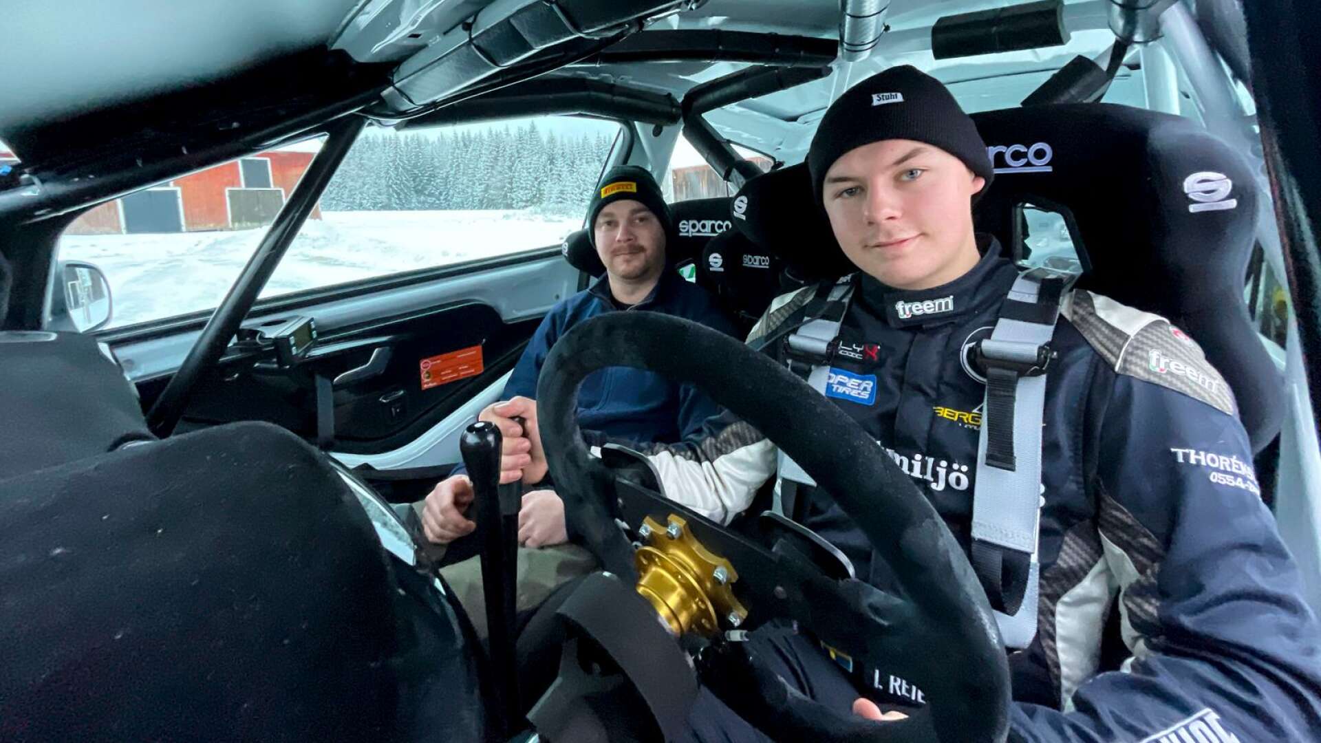 Isak Reiersen (till höger) debuterar i rally-SM med kartläsaren Johan Johansson.