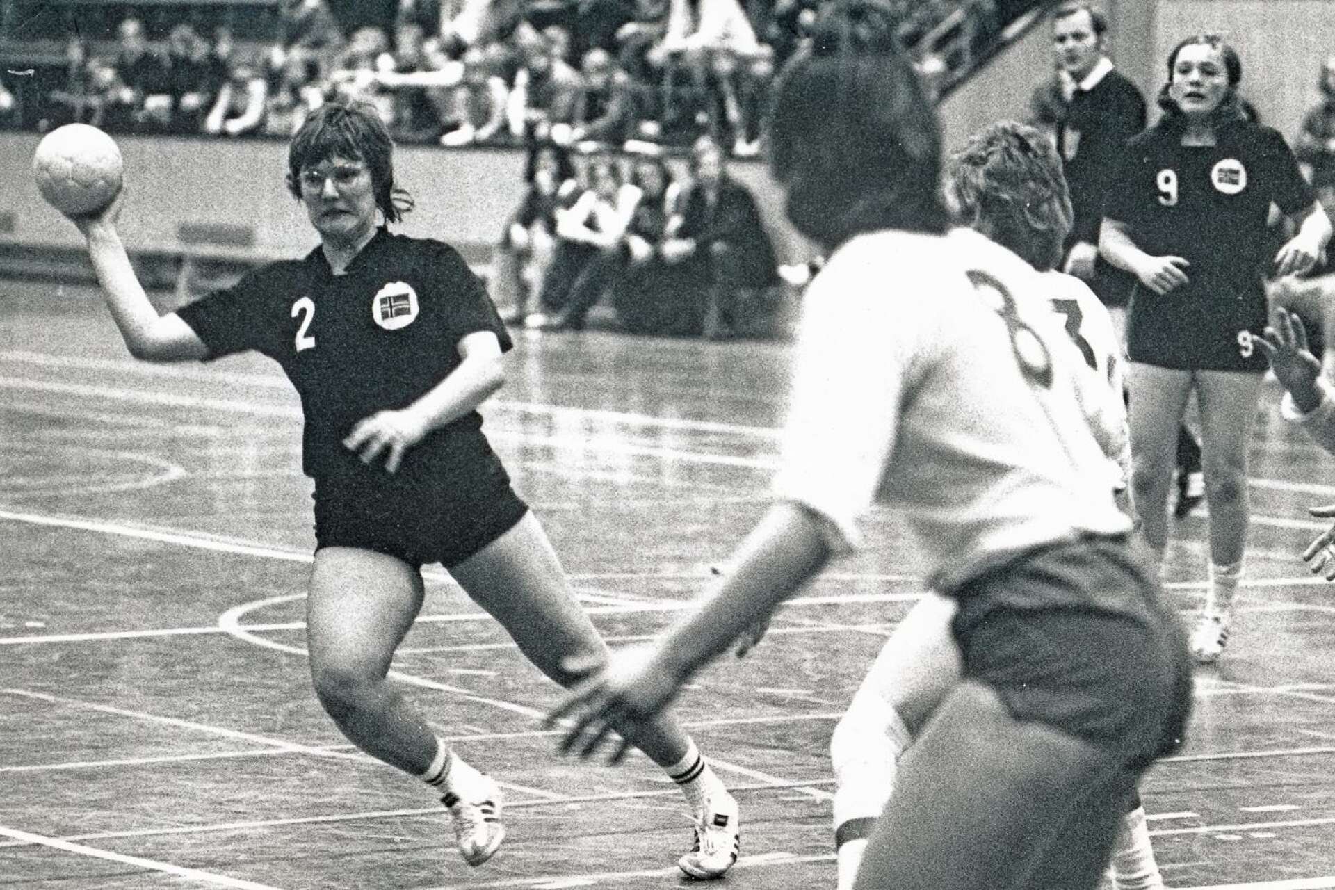 I januari 1975 spelades den första landskampen i Tegnérhallen. Det var Sverige och Norge som möttes i en A-landskamp för damer.  Det blev en jämn match som Norge vann med bara ett måls övervikt. 