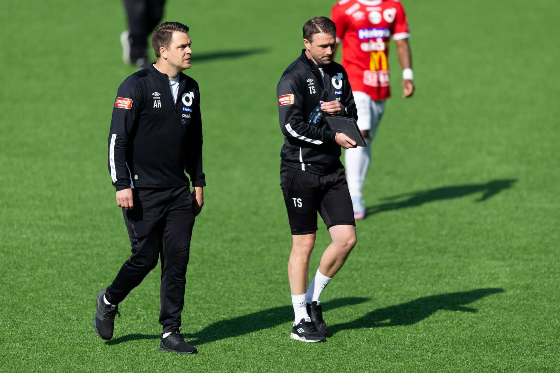 DIF-tränarna Andreas Holmberg, till vänster, och Tobias Solberg var förstås ytterst besvikna efter ännu en storförlust men försökte ändå direkt se framåt.
