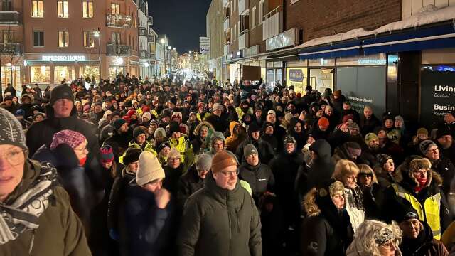 Många arvikabor på manifestation på torget mot sparplanerna för Arvika sjukhus, i januari. 