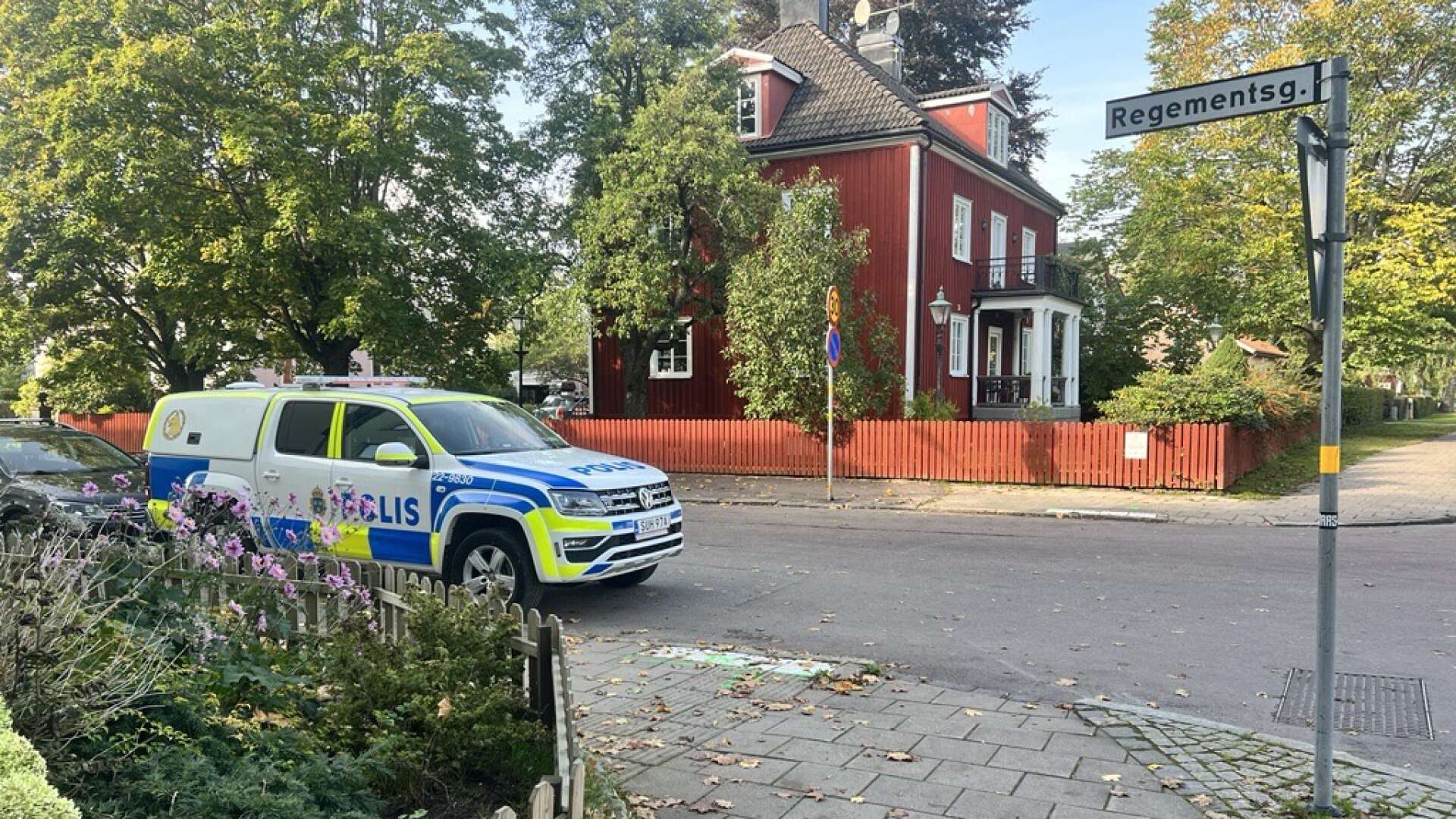 Under tisdagseftermiddagen slog polisen till mot en adress i Klara i centrala Karlstad. Huset på bilden är inte den aktuella adressen.