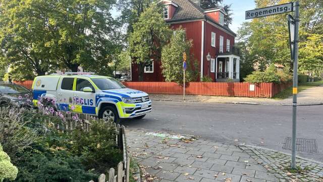 Polisen slog till mot en lägenhet i Klara i slutet av september. Tre män har varit häktade misstänkta för grovt vapenbrott men de har nu släppts. (Huset på bilden är inte det hus där polisen gjorde sin insats).