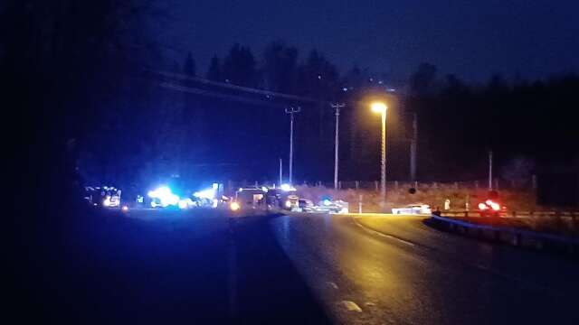 Två personer ska ha förts till sjukhus efter olyckan mellan en bil och en lastbil söder om Skåpafors. De två som fördes till sjukhus färdades i personbilen.