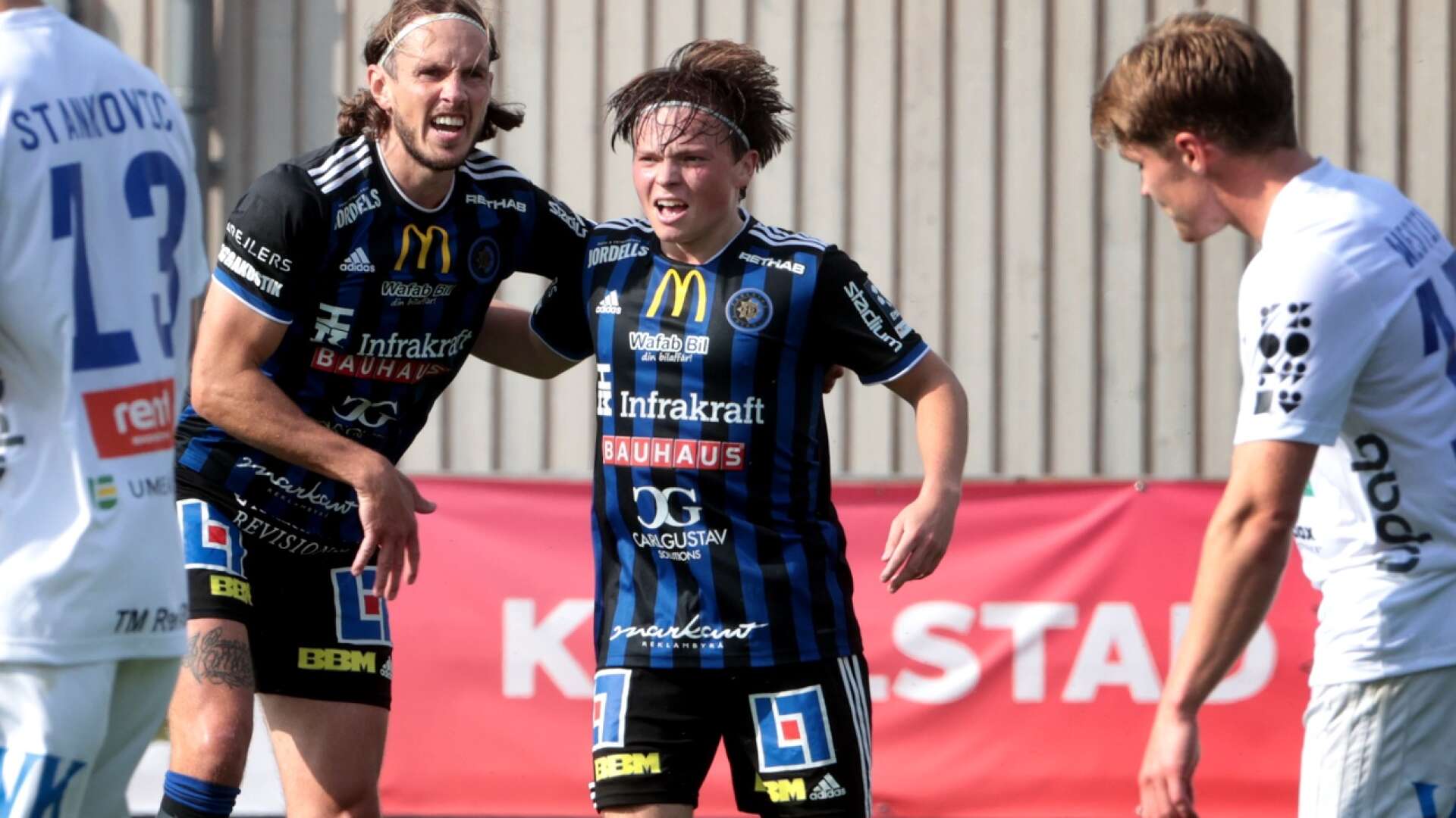 Karlstad Fotboll har varit hårt skadedrabbade under försäsongen och det dröjer ytterligare några veckor innan läget ljusnar. Noel Björk, till vänster, har ännu inte säsongsdebuterat.