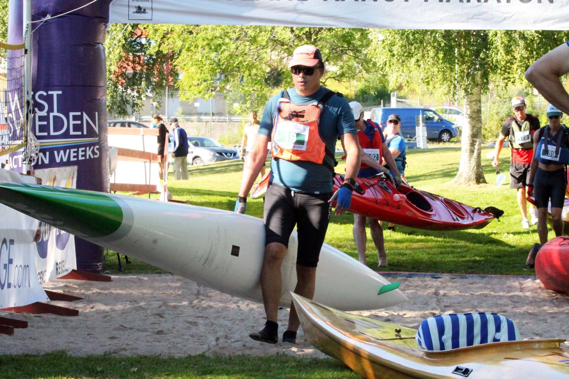 Dalsland Kanotmaraton 2022. Jim Arnell tar det lugnt med att få kajaken i vattnet.
