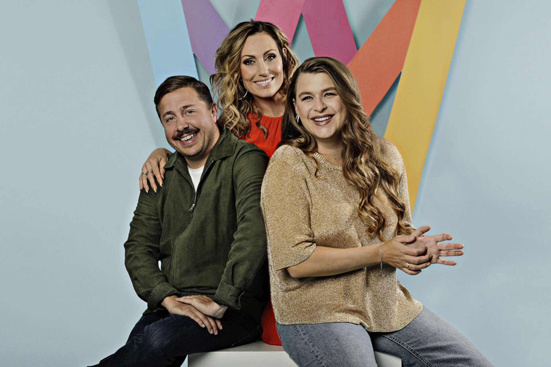 David Sundin, Lina Hedlund och Linnea Henriksson leder Melodifestivalen 2020. Pressbild.
