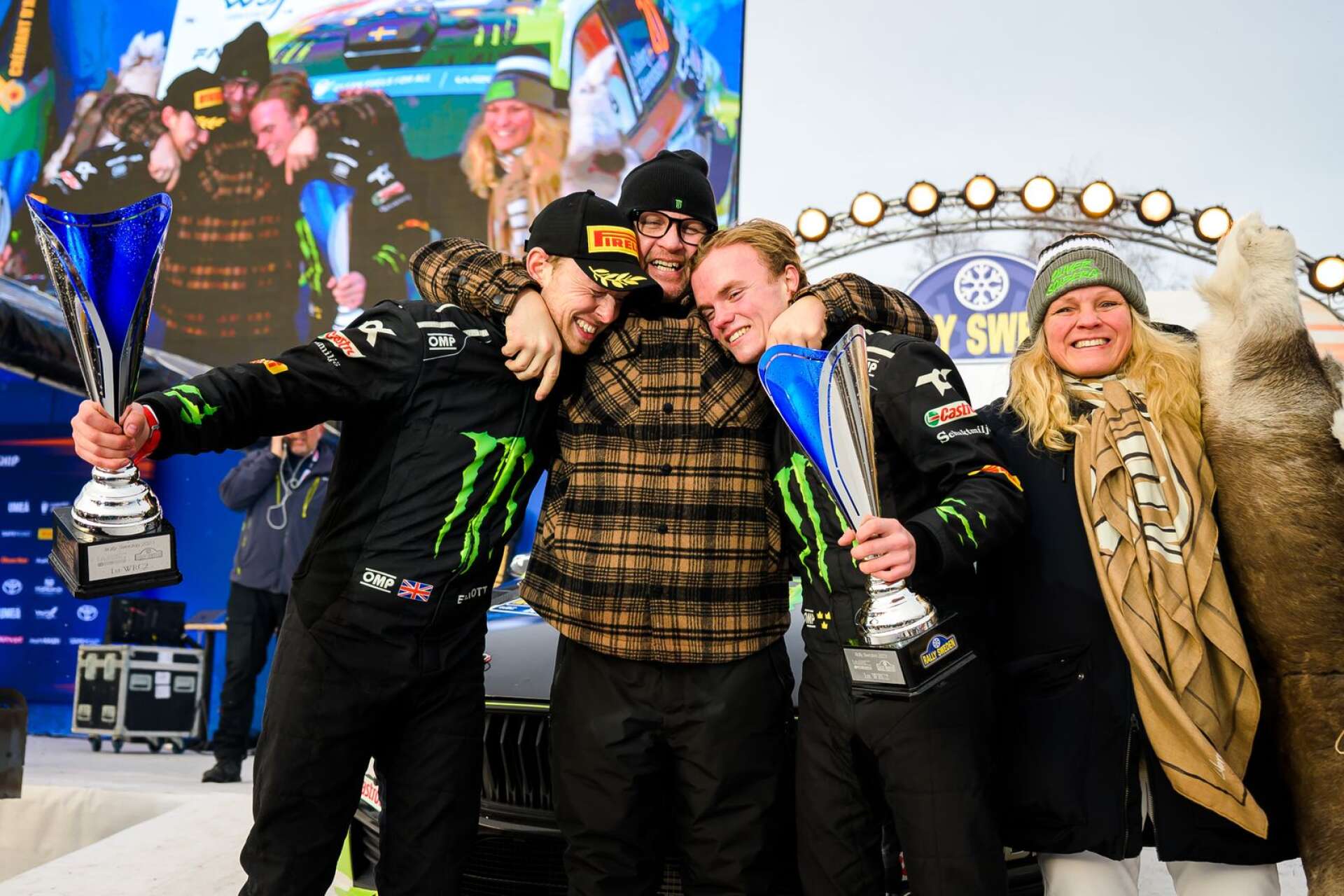 Glädjescenerna efter att Oliver Solberg och Elliott Edmondson tagit hem segern i WRC2-klassen i Svenska rallyt. Petter Solberg och Pernilla Solberg är med i kramkalaset.