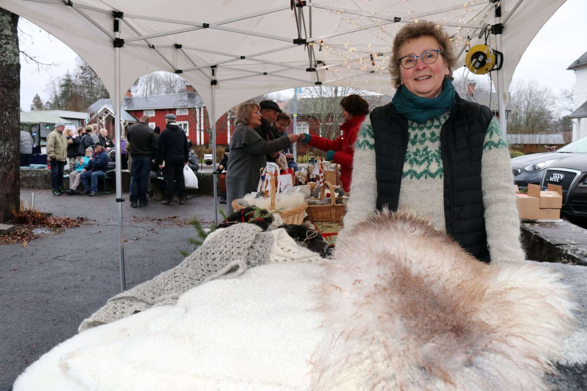 Susanne Andersson ser till att ingen behöver frysa i vinter. Hon säljer både fällar och stickade plagg.