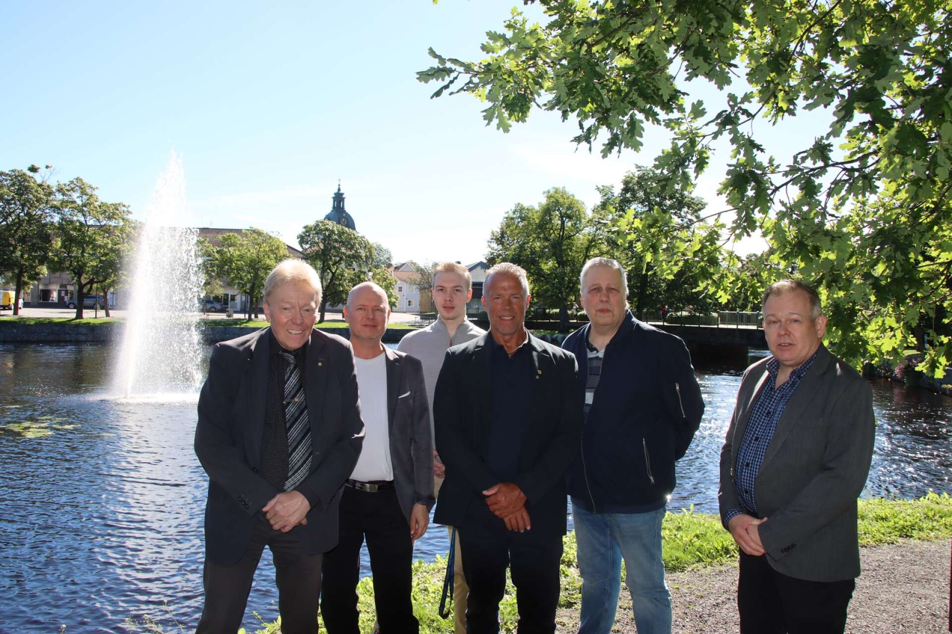Filipstadssamverkan vill utveckla Spångbergsgymnasiet till något unikt. Från vänster Christer Olsson (M), kommunalråd, Johnny Grahn (SD), Edwin Nilsson (SD), Patrik Fornander (M), kommunalråd, Peter Johansson (C), och Michael Helmersson (L). 