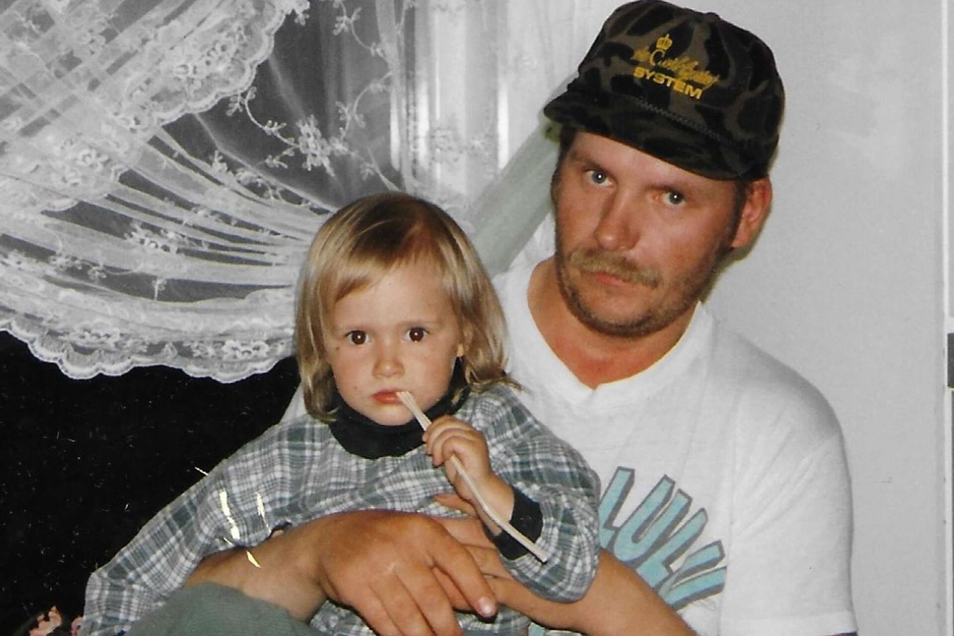 Kari Ylioja, 58, med sin brorsdotter. Kari hittades ihjälslagen i ett öde hus i Lesjöfors i november förra året.