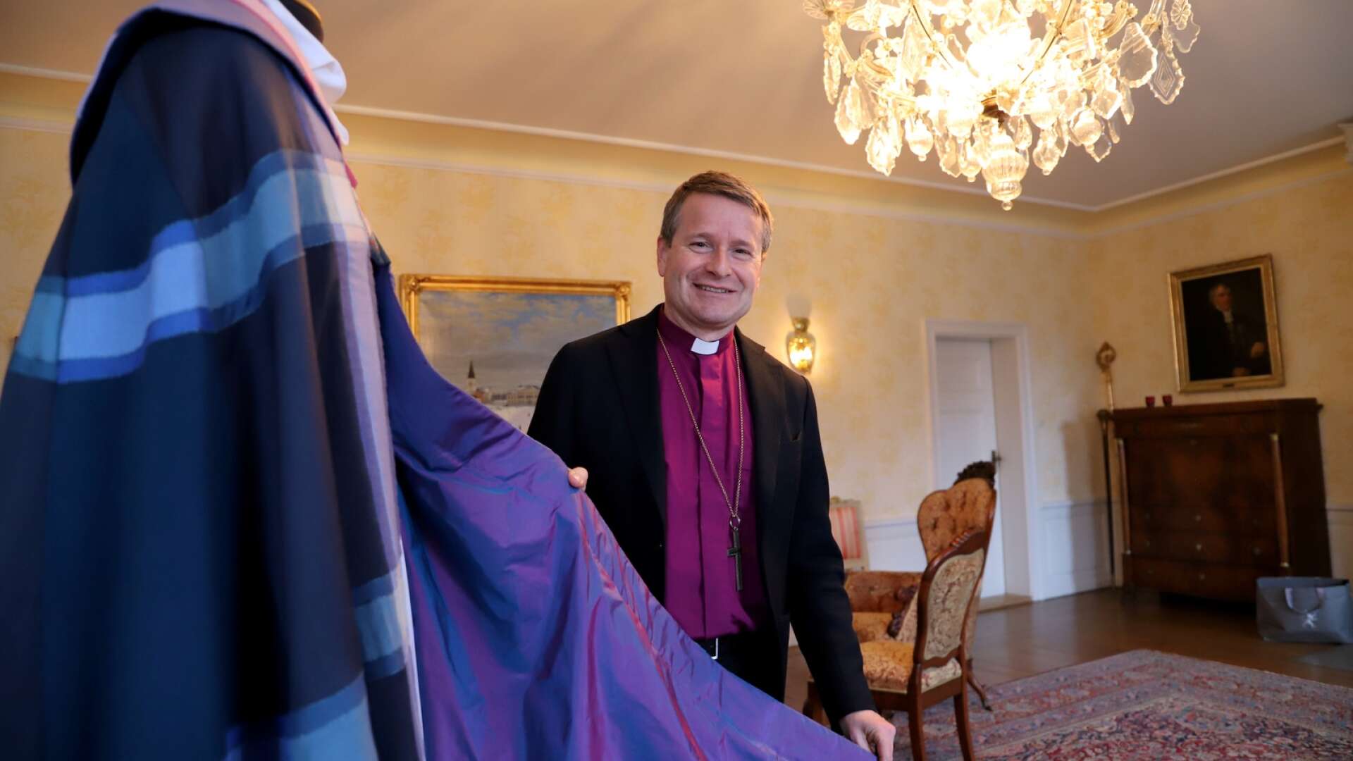 Biskopen Sören Dalevi inviger sin nya biskopskåpa i Domkyrkan vid en festmässa på söndag. Den är handsydd i ylle och siden och har många personliga och religiösa symboler.