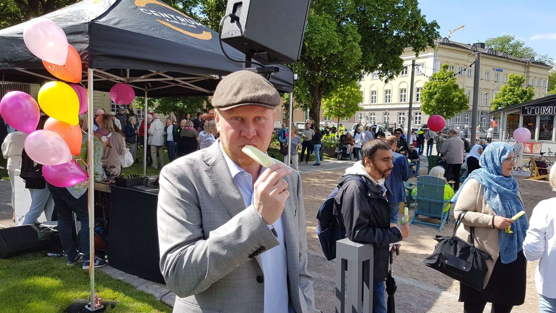 Henrik Lander (C), ordförande i teknik- och fastighetsnämnden, återinvigde Residensparken. Men inte med bandklippning utan gratis glass till alla.