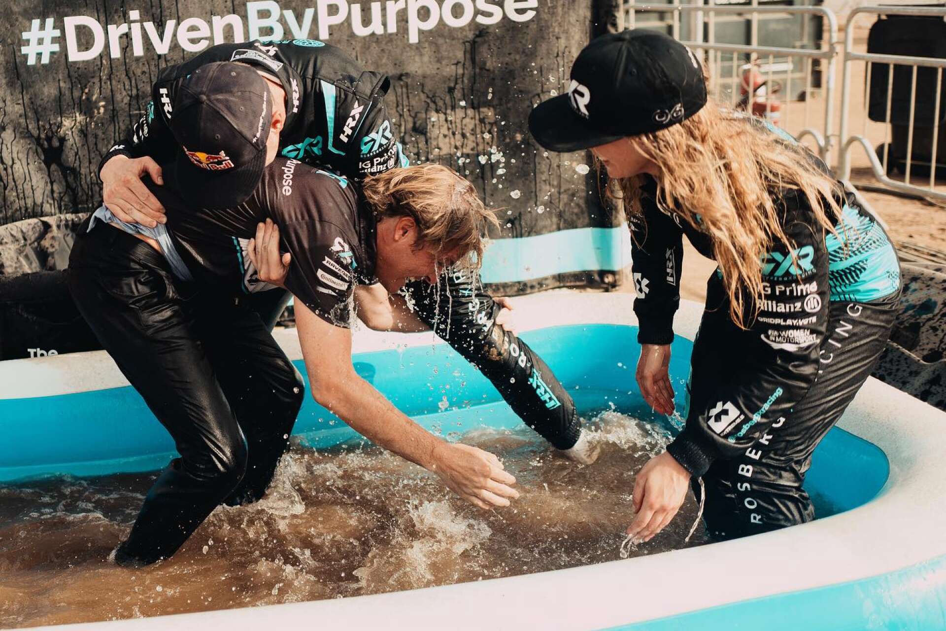 Johan Kristoffersson, Mikaela Åhlin-Kottulinsky och teamchefen Nico Rosberg brottades i den här plastbassängens smutsiga vatten efter dubbelsegern på Sardinien i somras. Om två veckor kan det bli dags igen.