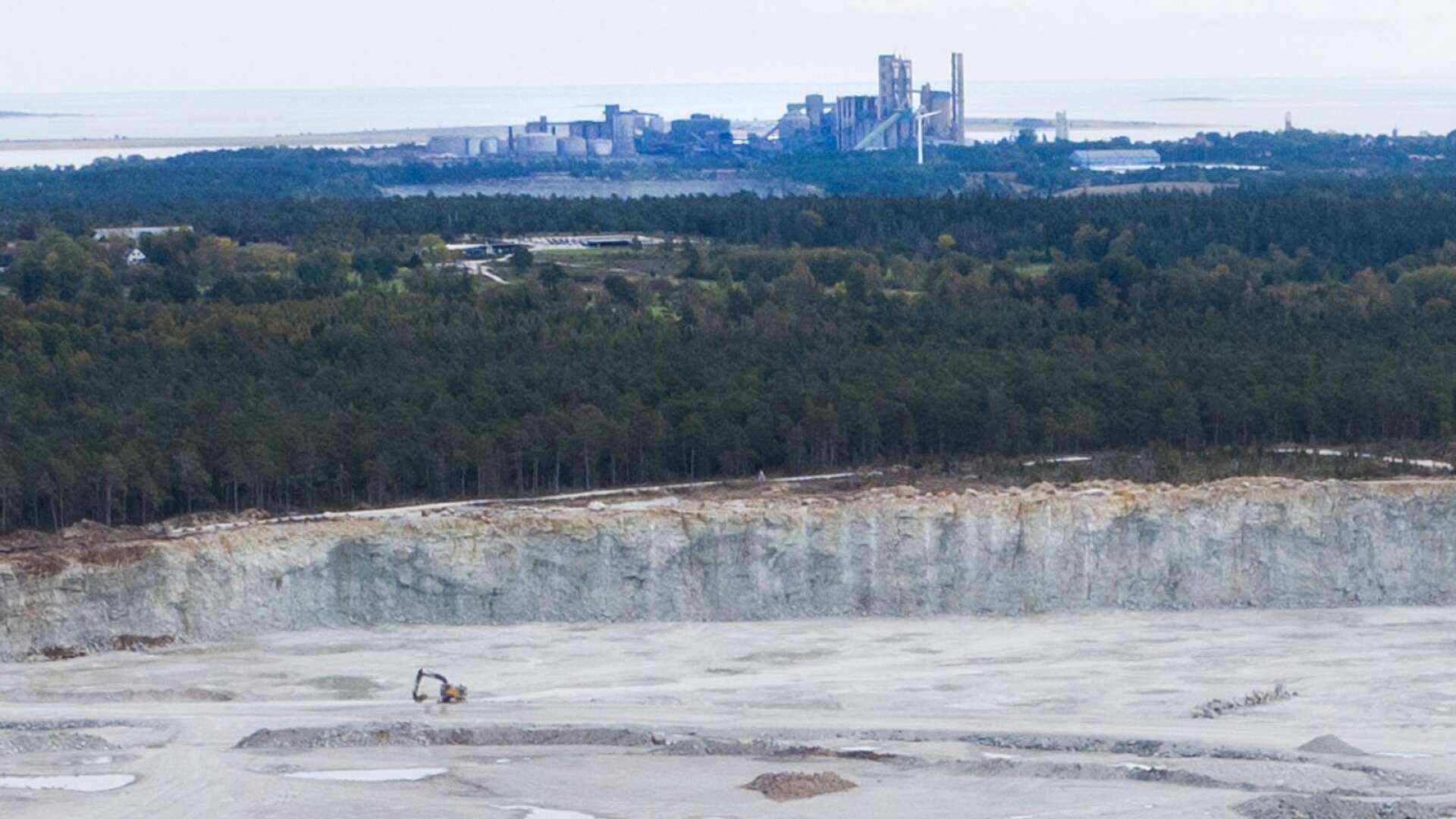Den 31 oktober gick Cementas tillstånd ut för kalkbrytningen i Slitetäkten. Täkten står för cirka 75 procent av den cement som används i Sverige. Nu står brytningen still, skriver Carin Hansdotter.