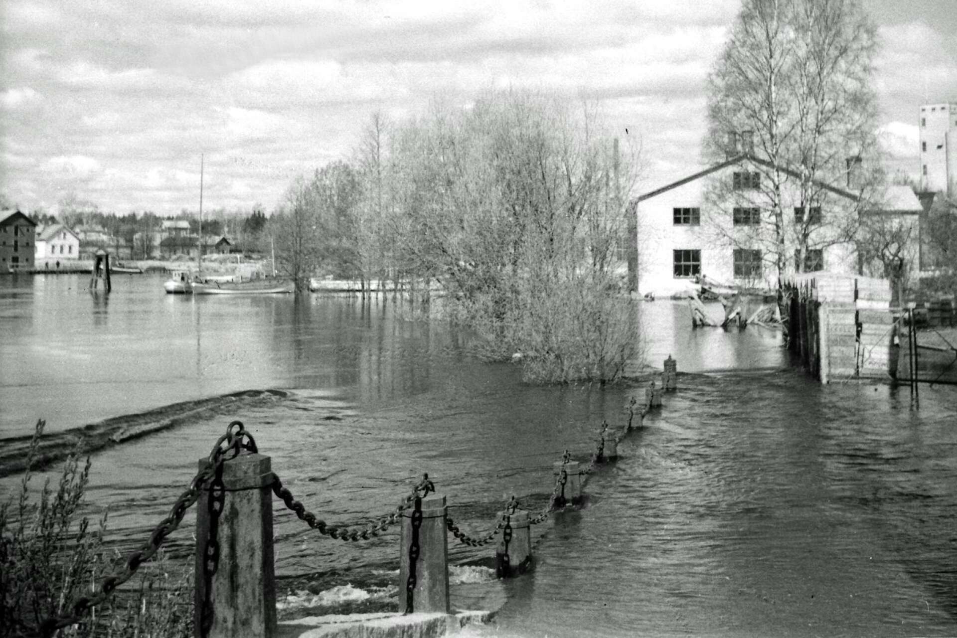 Från översvämningarna 1951 finns inte många bilder bevarade. Ett undantag är denna, som är tagen av Gunnar Hjelmström. Platsen är Tingvallastrand och byggnaden är båtbyggeriet.