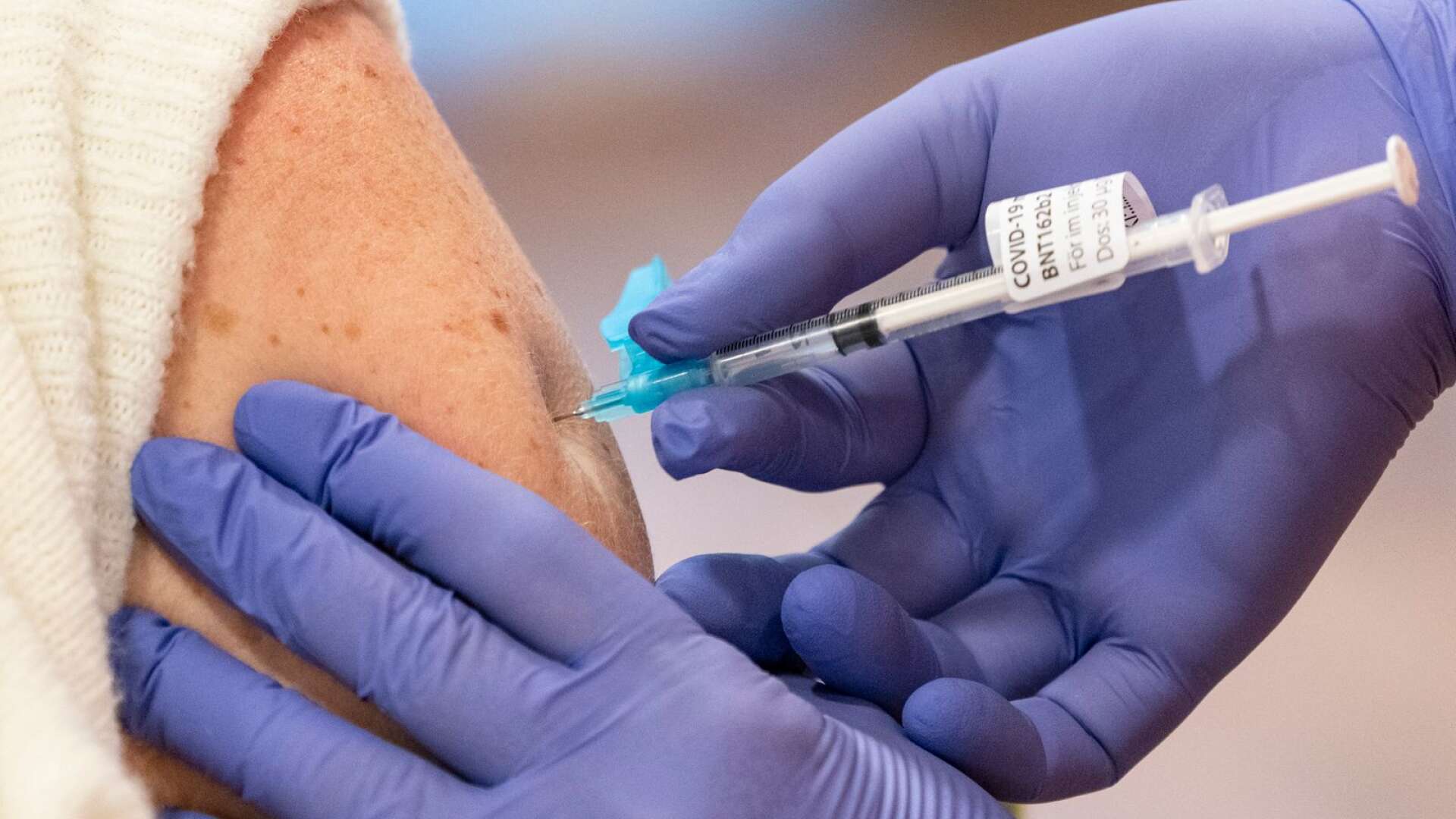 En ung man avled tre veckor efter att han vaccinerats mot covid 19. Enligt regionen går det inte hundraprocentigt att utesluta att dödsfallet har ett samband med vaccieringen.