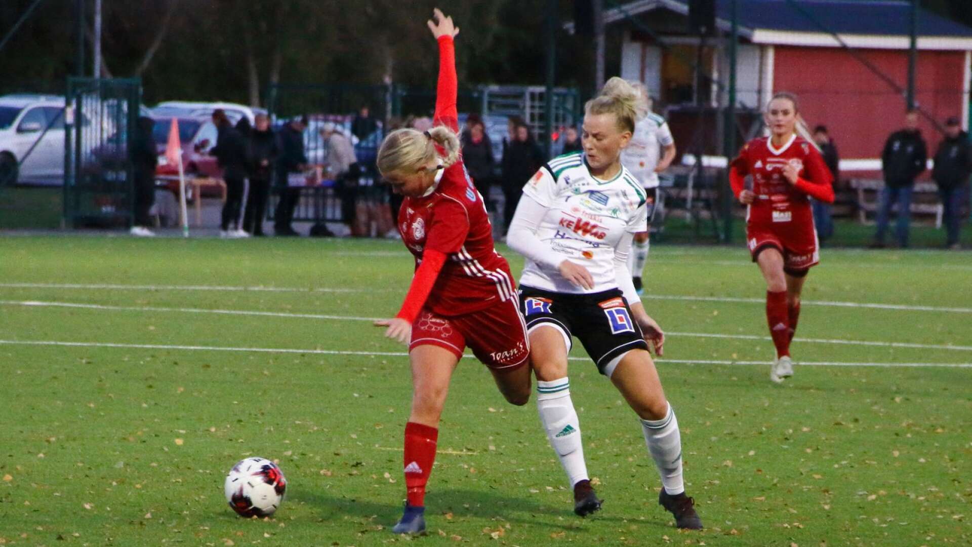 RIK-försvararen Lovisa Hultgren i duell med Hedvig Pettersson.