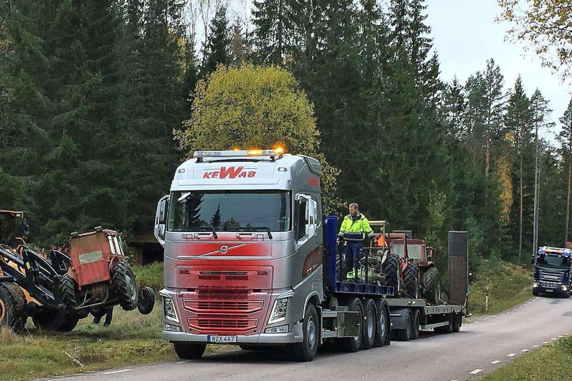 Det krävdes flera stora lastbilar för att kunna transportera alla de 16 traktorerna till Karlstad.