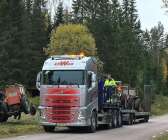 Det krävdes flera stora lastbilar för att kunna transportera alla de 16 traktorerna till Karlstad.