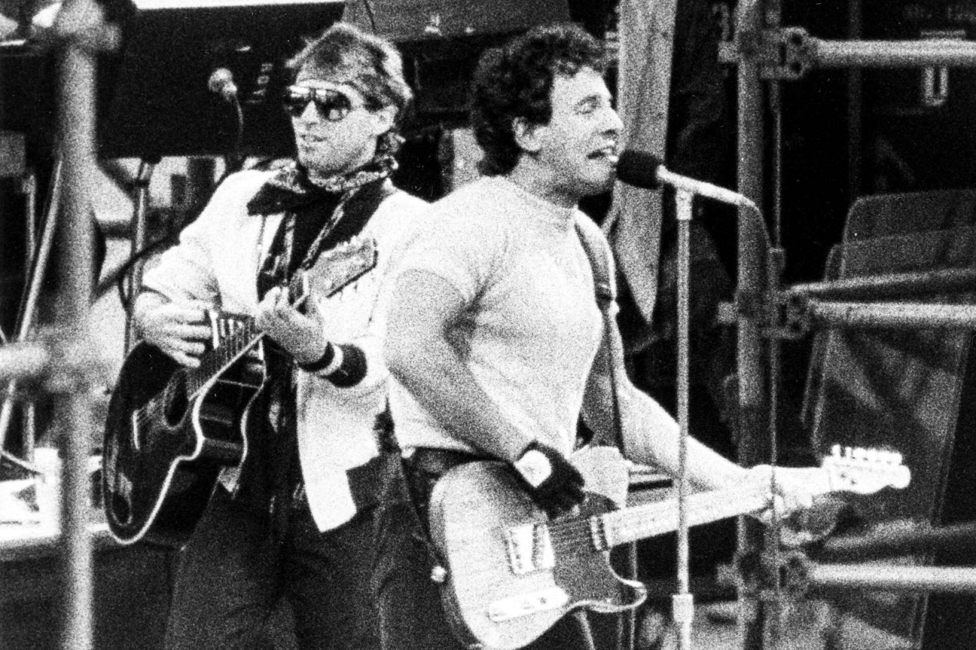 Nils Lofgren och Bruce Springsteen på Ullevi i Göteborg 8:e juni 1985.