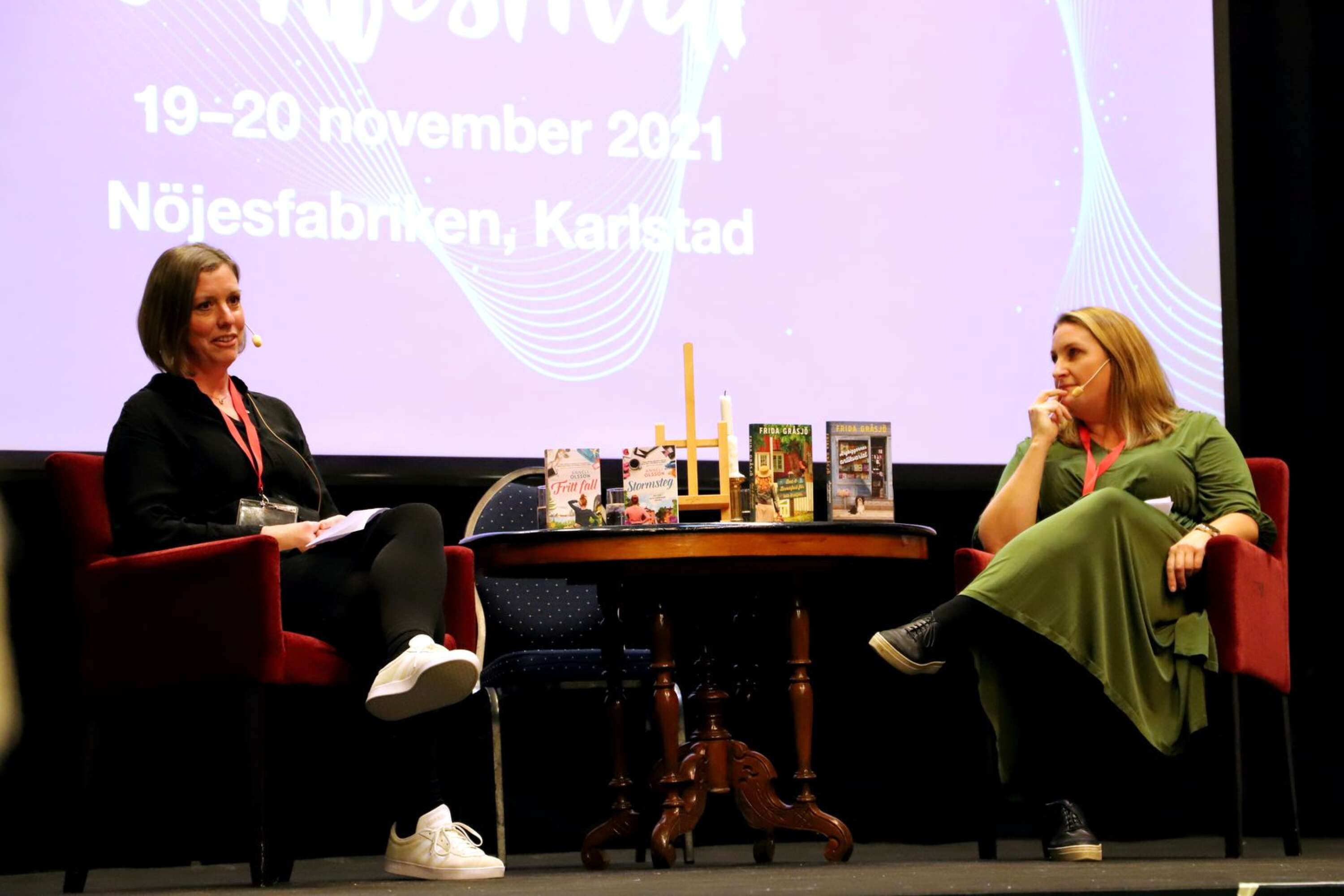 Feelgoodförfattarna och vännerna Anneli Olsson och Frida Gråsjö berättade om hur de skriver och vad feelgood egentligen är.