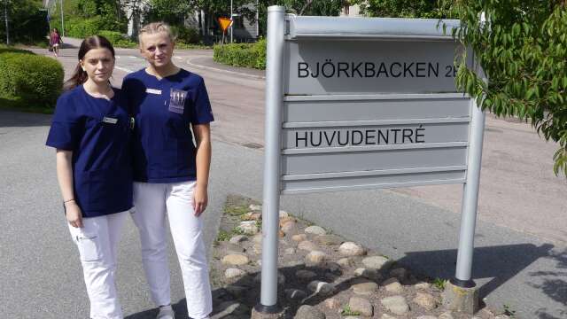 Alva Vennergrund och Matilda Axelsson tog studenten i juni och fick jobb direkt.