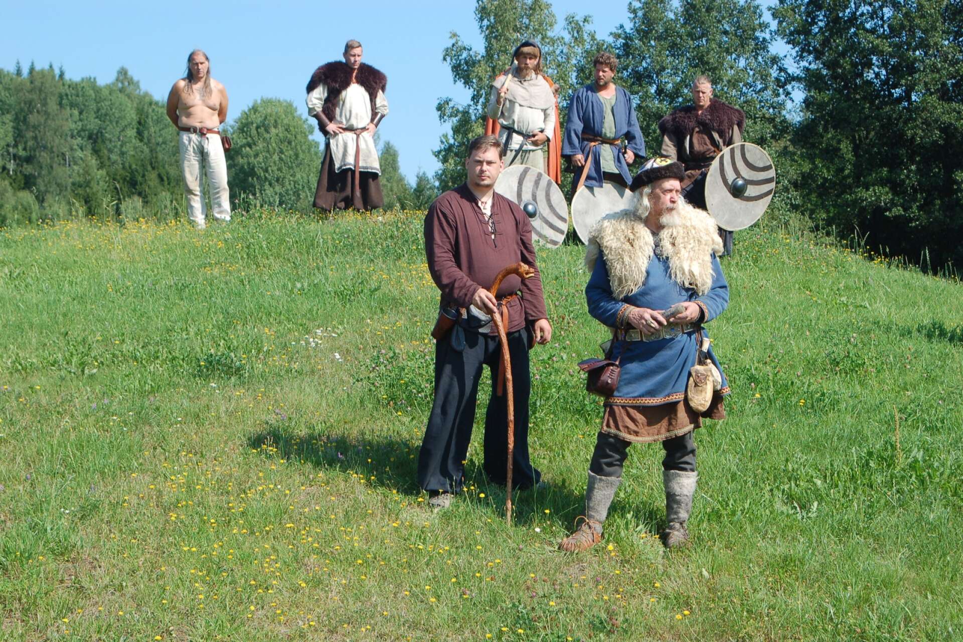 Värmlands Vikingacenter drivs ideellt av cirka 200 aktiva medlemmar. Här kan man fly nutiden en stund och kliva in i miljön på vikingatiden, en garanterad succé för de yngre!