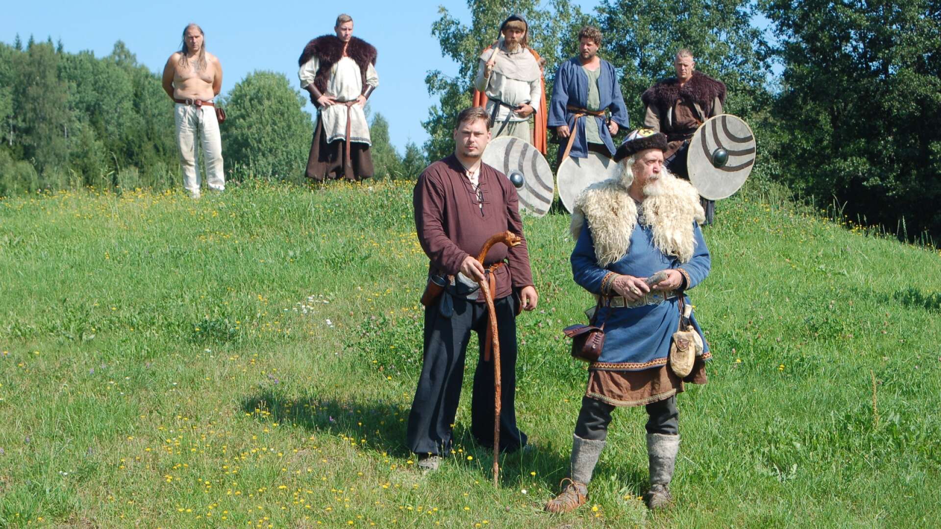 Värmlands Vikingacenter drivs ideellt av cirka 200 aktiva medlemmar. Här kan man fly nutiden en stund och kliva in i miljön på vikingatiden, en garanterad succé för de yngre!