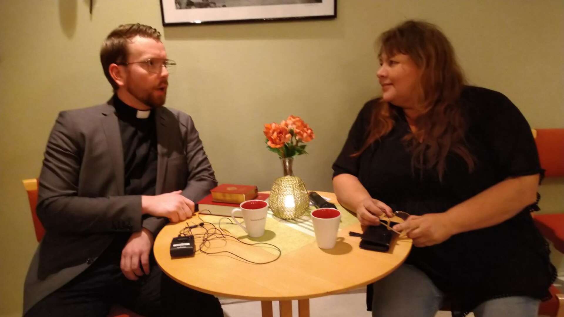 Komminister Martin Karlsson intervjuas av Anneli Ödvall.