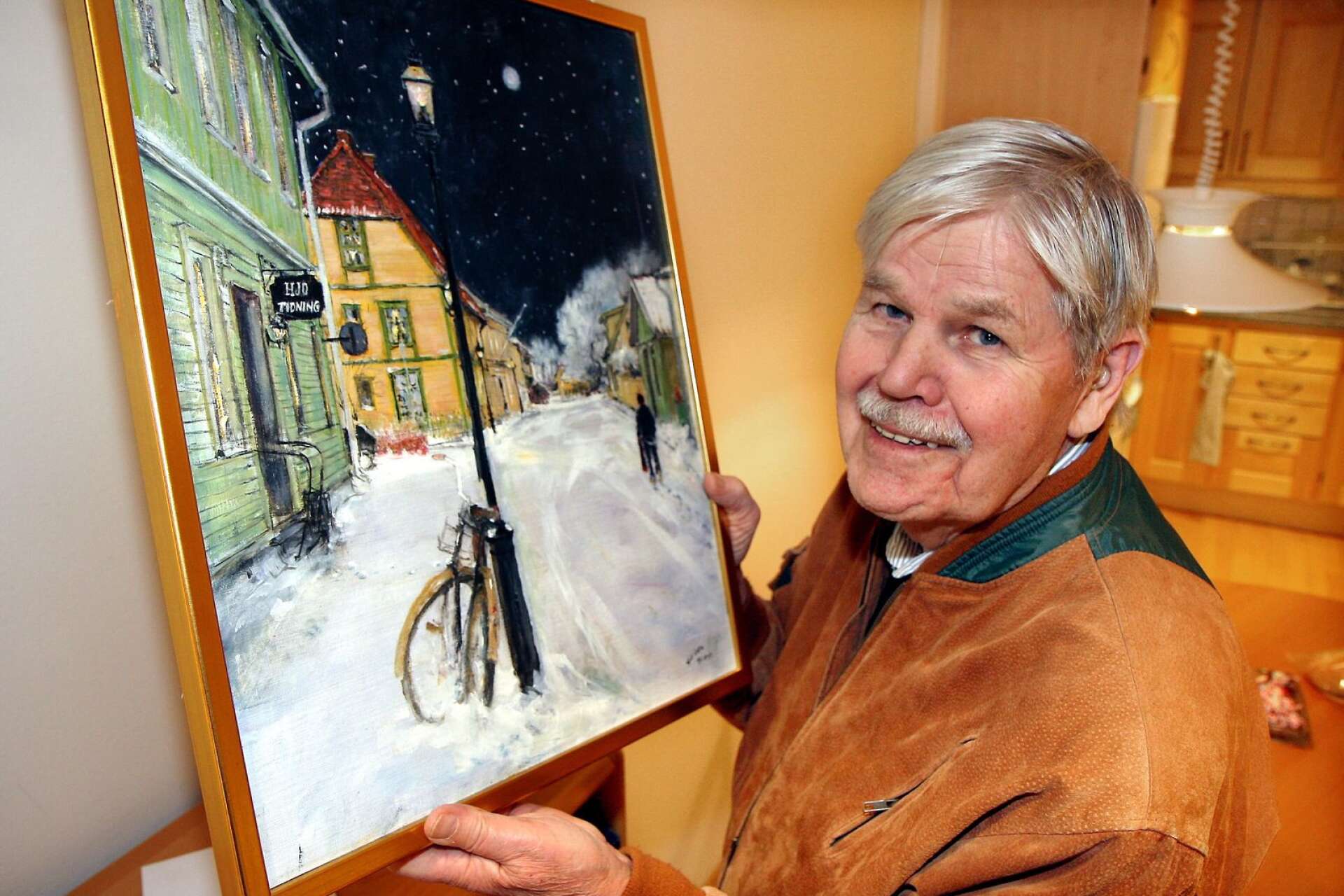 Konstnären Bengt &quot;Geiden&quot; Geidenmark satte varje år sin prägel på Hjo tidnings julbilaga med att överraska läsarna med ett julmotiv och en undangömd tomtenisse på förstasidan.