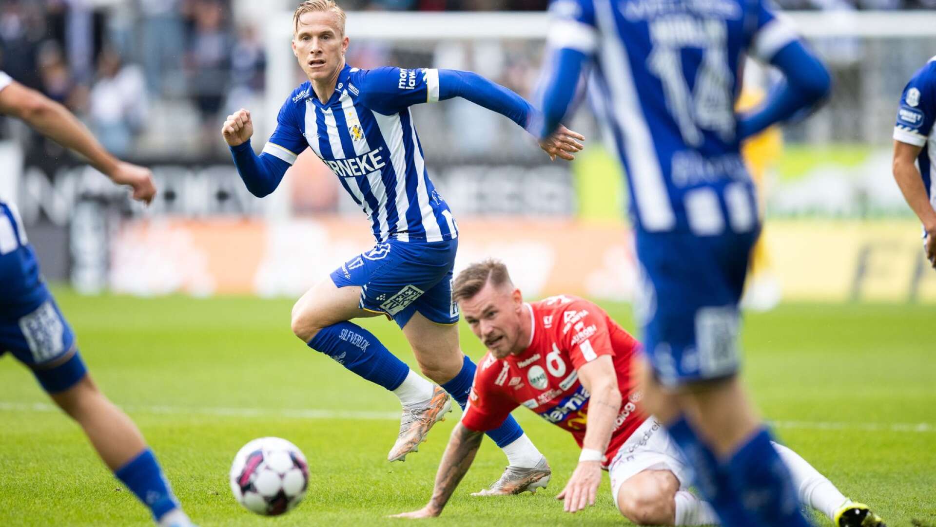 Rasmus Örqvist DIF:s på fall mot Oscar Wendts IFK Göteborg.