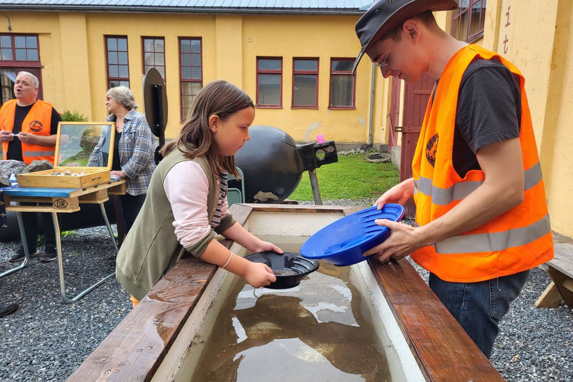 Den 9 september arrangerades Geologins Dag i hela landet. I Långbans Gruvby fokuserade man i år på roliga aktiviteter för barn. Här är det Svea Johnsson som provar på att vaska guld, instruktören Tobias Wiberg Steen visar hur man gör. 